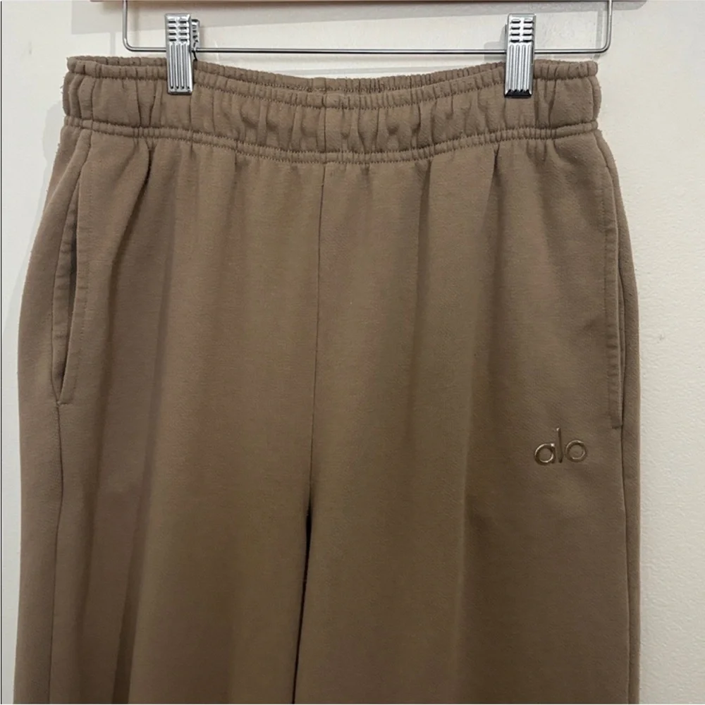 ALO Yoga Accolade Straight Leg Sweatpants in Gravel - Picture 4 of 8